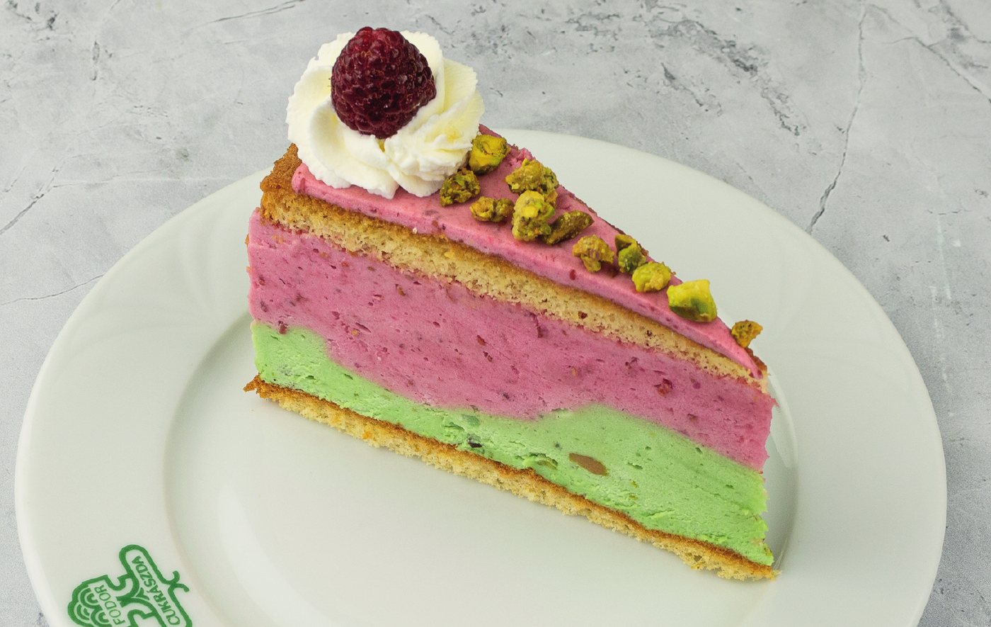 Pisztácia–málna torta